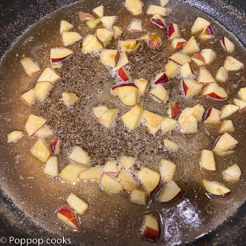 apples in the skillet